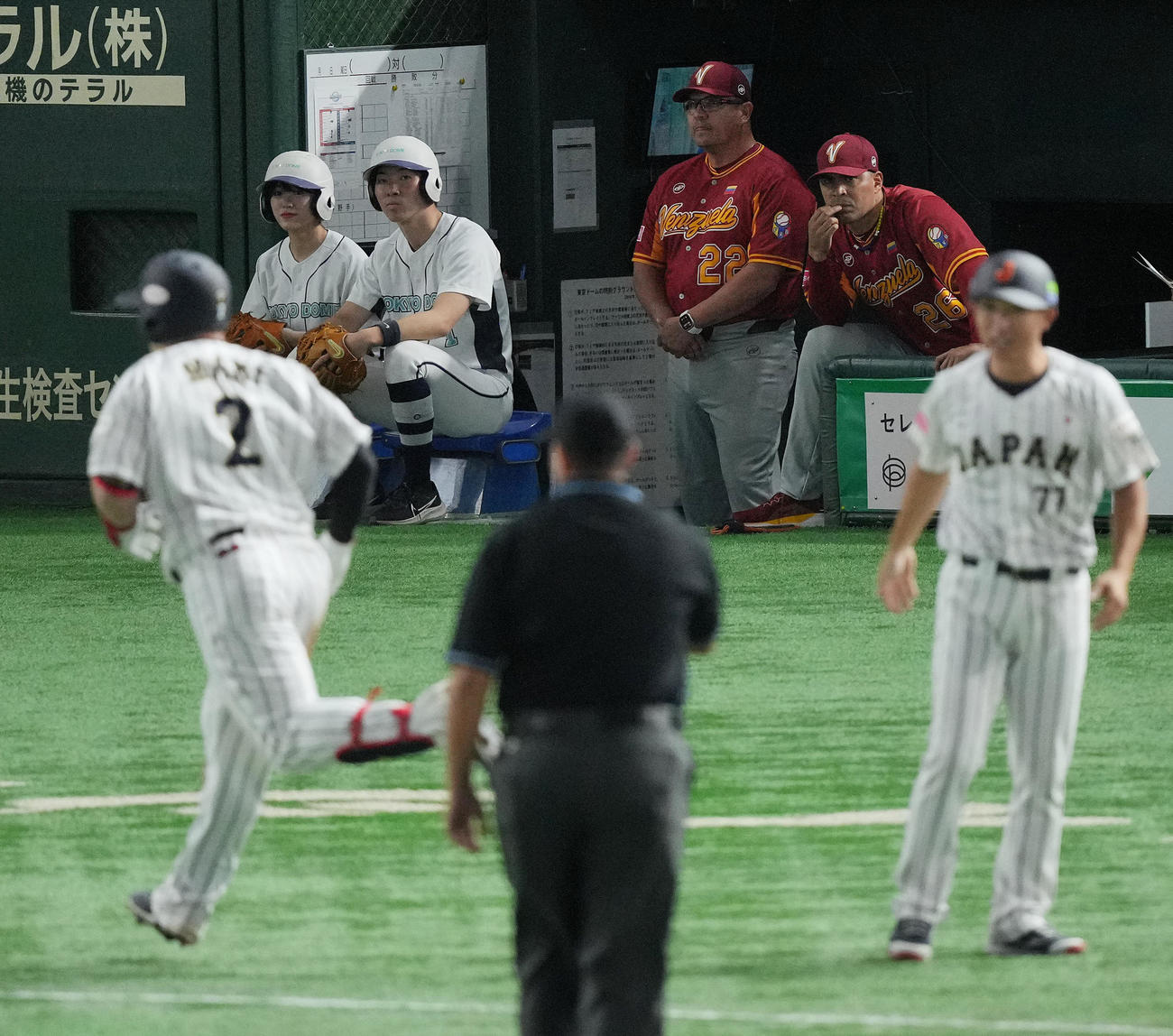 日本対ベネズエラ　6回裏日本2死満塁、牧秀悟（手前）に満塁本塁打を浴びぼうぜんとするベネズエラのロペス監督（後方右から2人目）（撮影・垰建太）