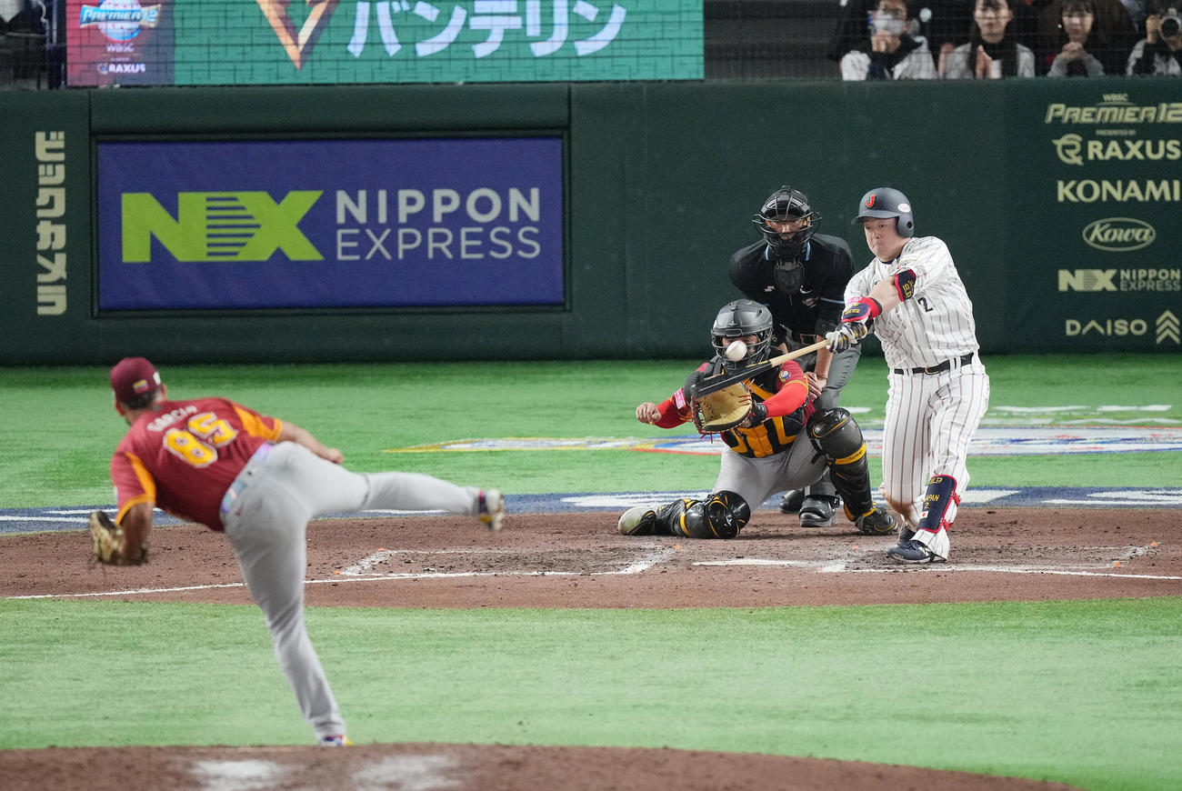 日本対ベネズエラ　6回裏日本2死満塁、満塁本塁打を放つ牧。投手ガルシア（撮影・垰建太）