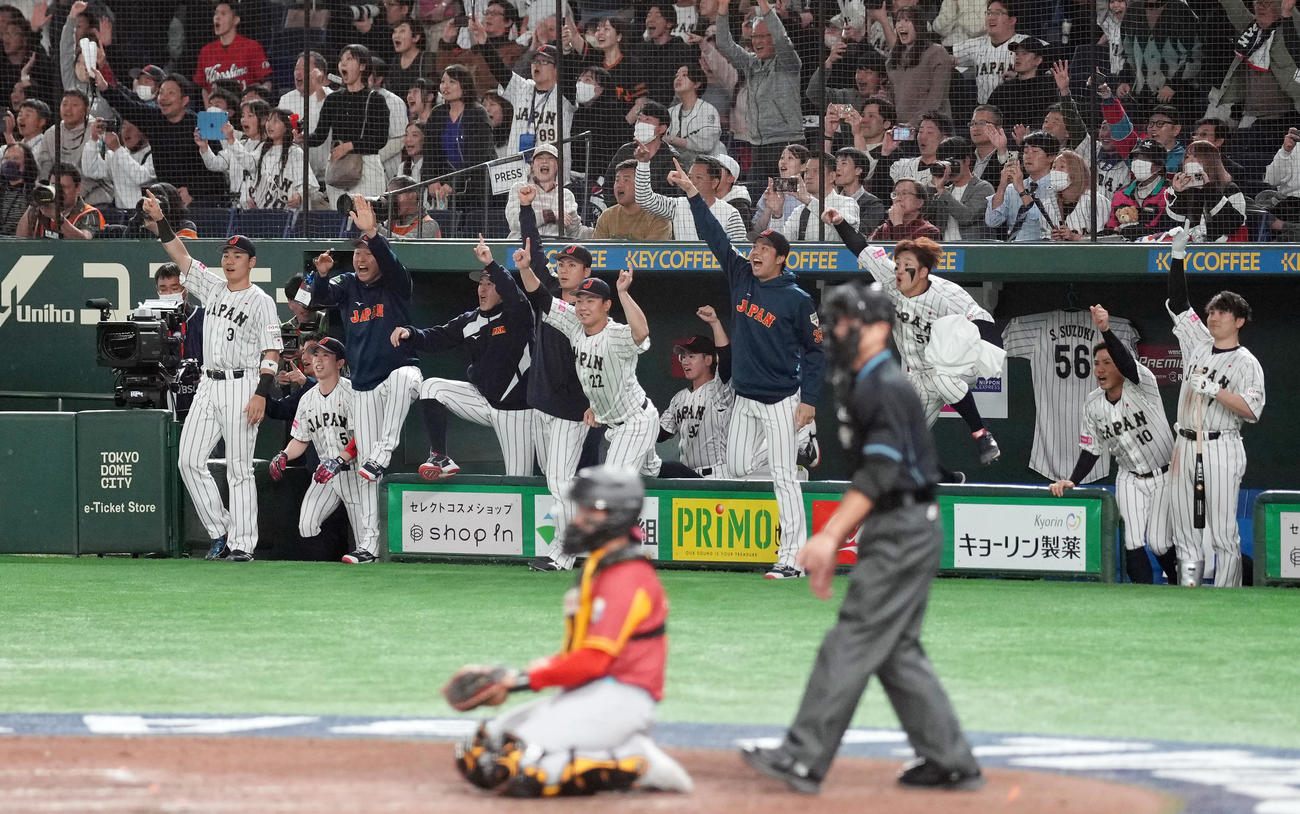日本対ベネズエラ　6回裏日本2死満塁、牧の左越え満塁本塁打にベンチを飛び出すナイン（撮影・鈴木みどり）