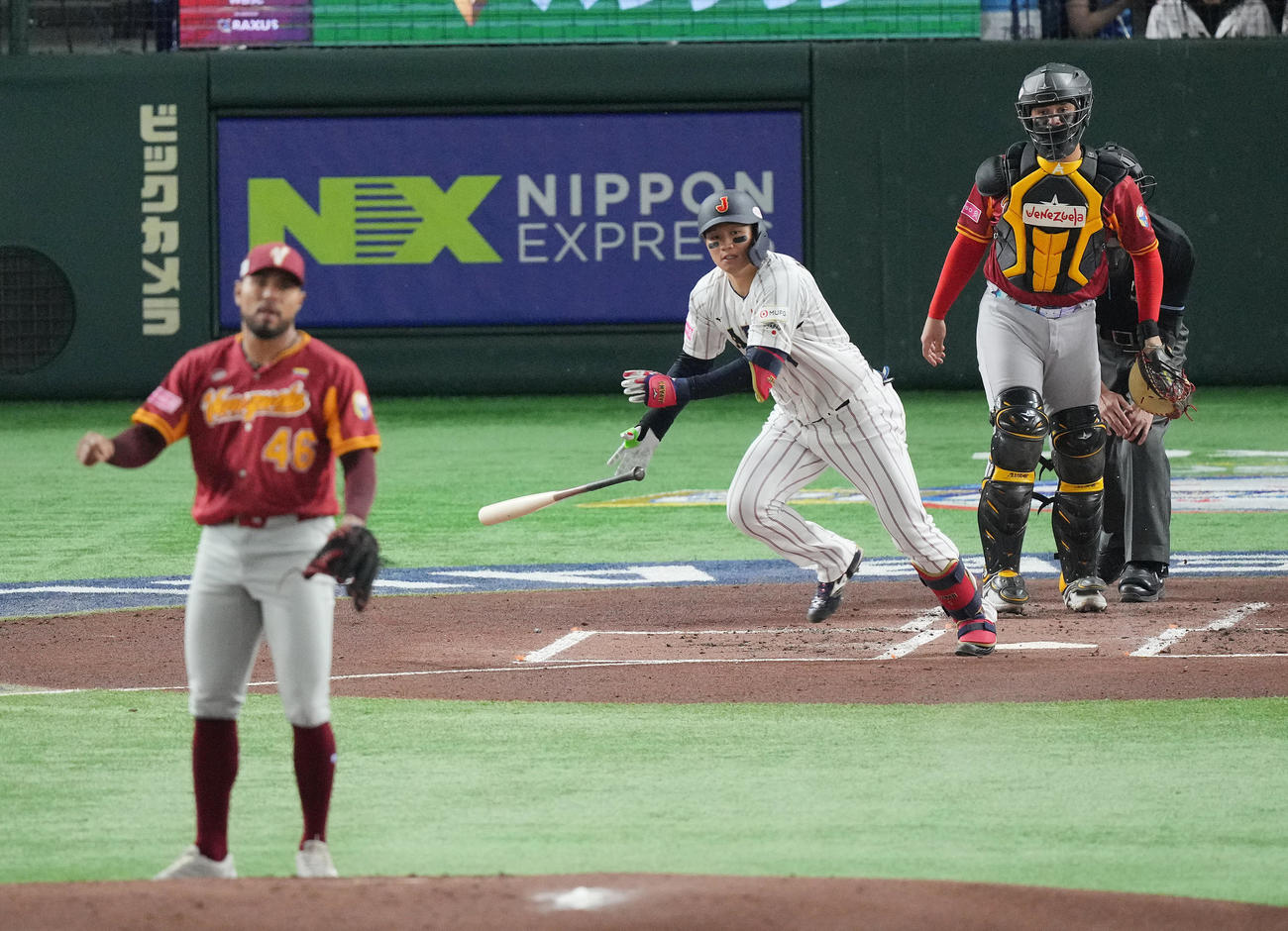 日本対ベネズエラ　1回裏日本1死二塁、適時打を放つ森下。投手ピント（撮影・垰建太）