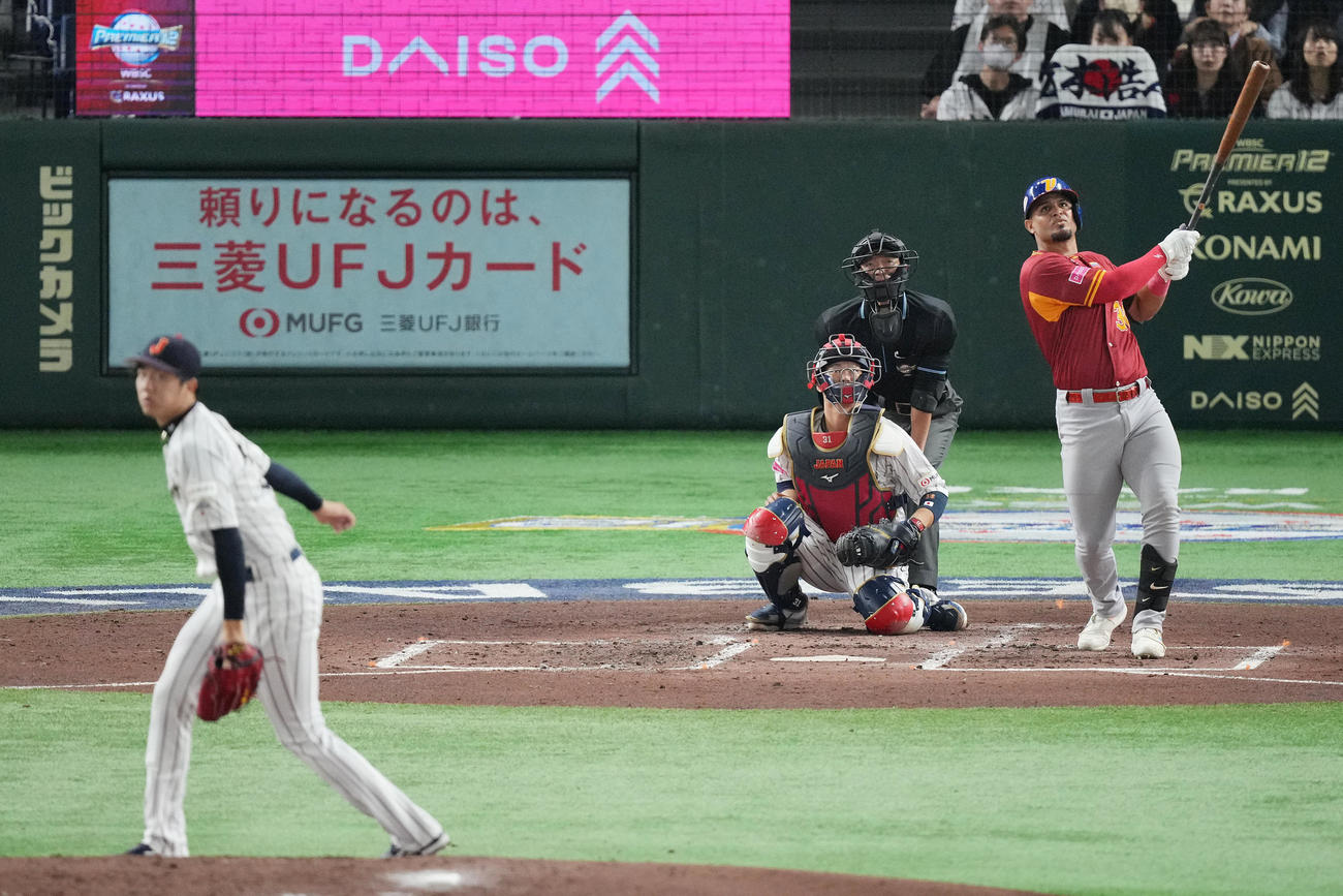 日本対ベネズエラ　2回表ベネズエラ1死一塁、2点本塁打を放つレイエス。投手才木（撮影・垰建太）