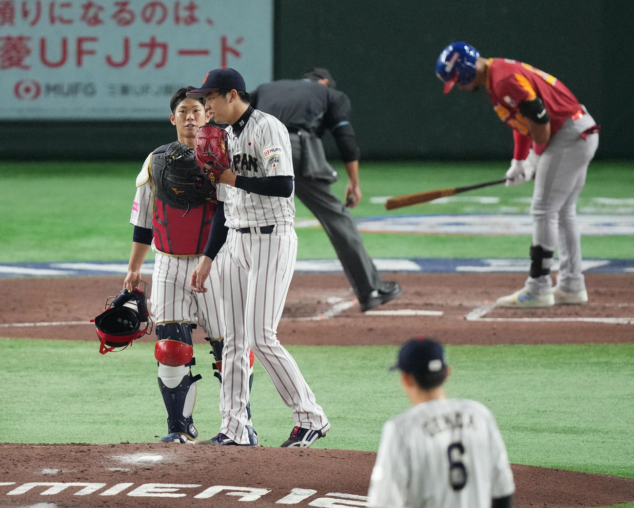 日本対ベネズエラ　2回表ベネズエラ1死一塁、マウンドで言葉を交わす才木（中央）と坂倉（撮影・垰建太）
