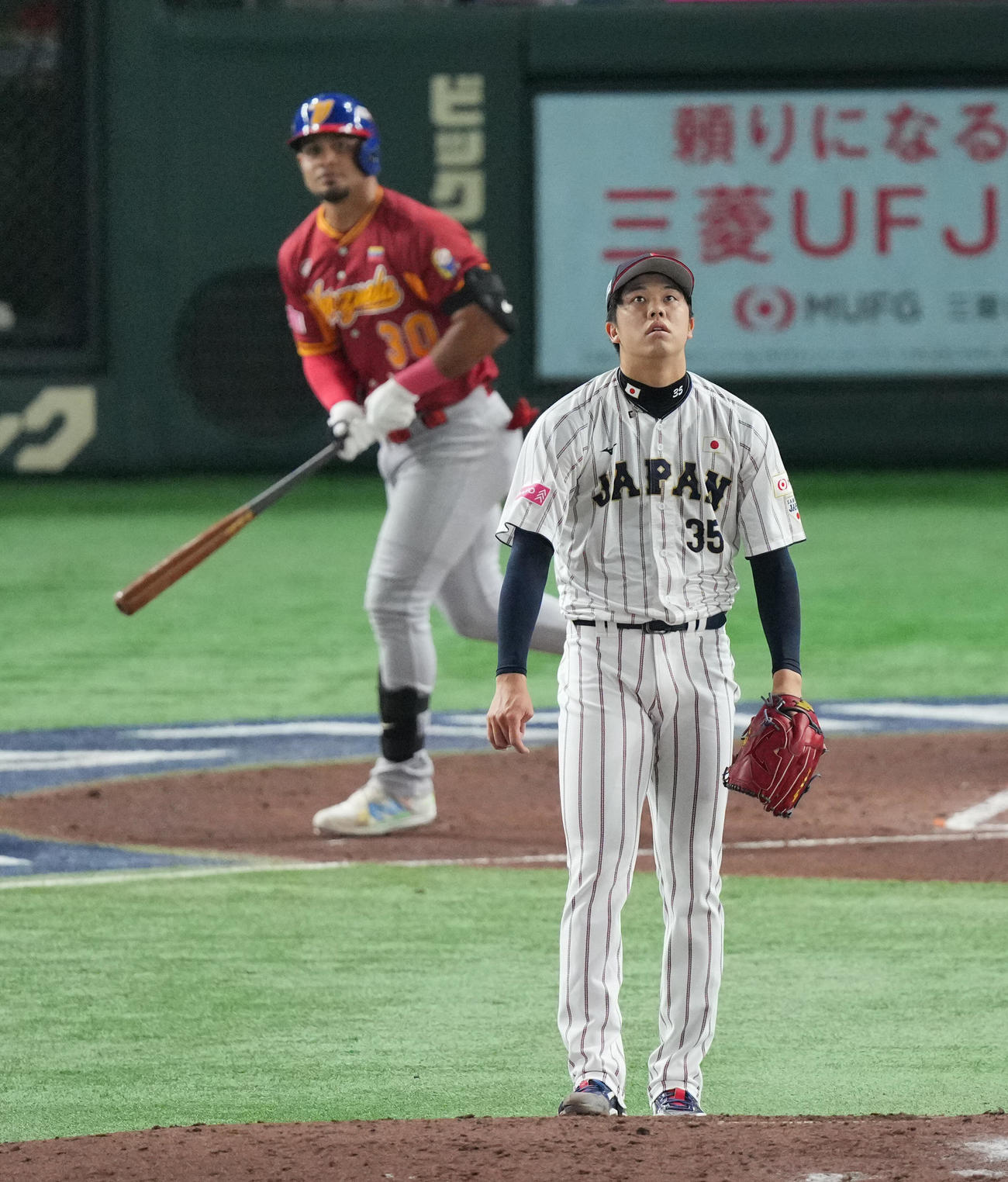 日本対ベネズエラ　2回表ベネズエラ1死一塁、レイエス（後方）に2点本塁打を浴びる才木（撮影・垰建太）