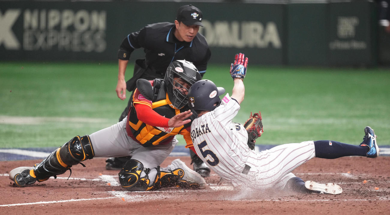 日本対ベネズエラ　8回裏日本1死二塁、源田の左飛で生還を試みるもアウトとなる三塁走者五十幡。捕手アルシア（撮影・鈴木みどり）