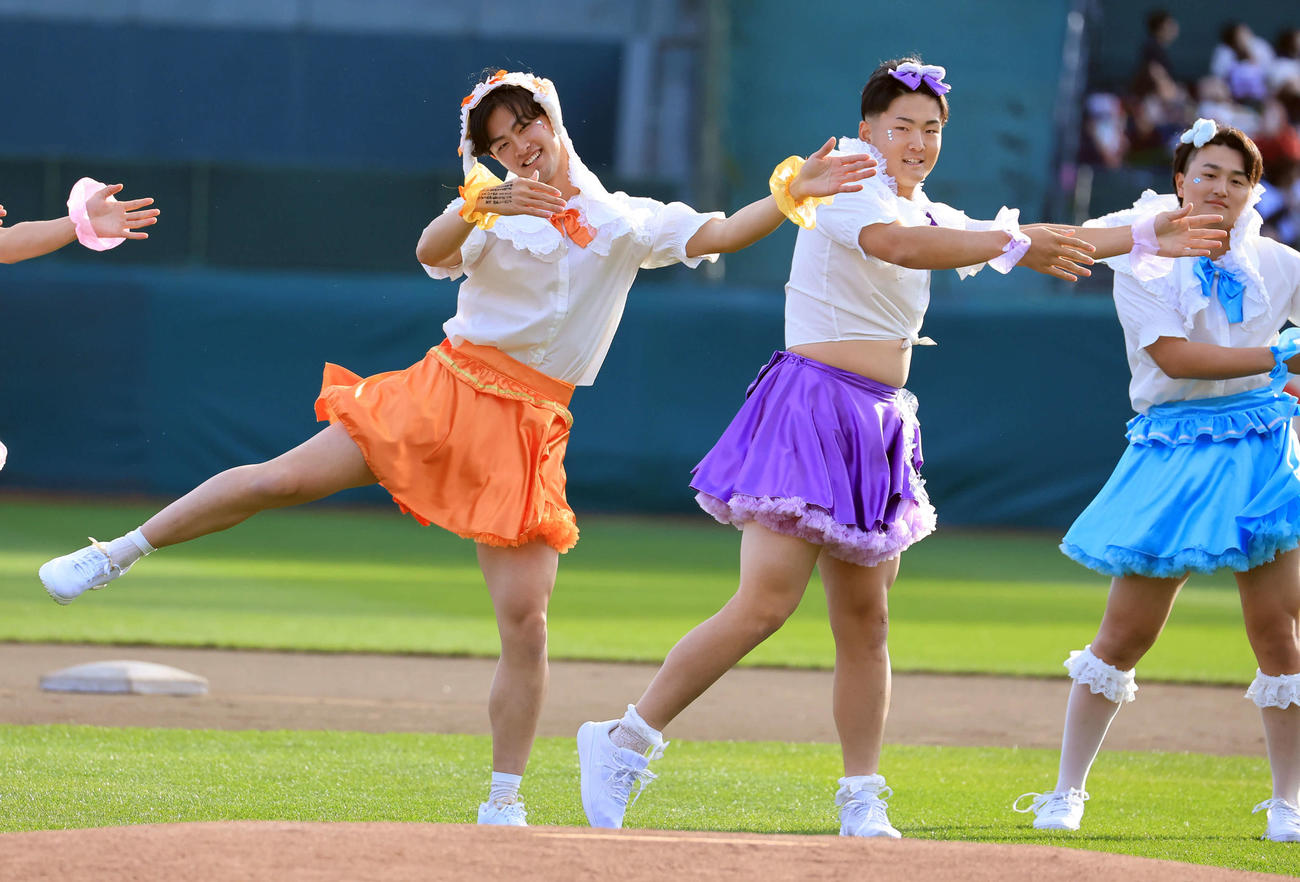 楽天ファン感謝祭で、アイドルパフォーマンスをかわいく披露した古謝（左）、日当（中央）、青野（撮影・浅見桂子）