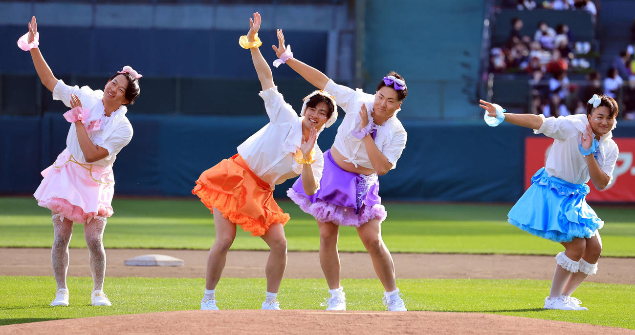 楽天ファン感謝祭で、アイドルパフォーマンスをかわいく披露した、左から坂井、古謝、日当、青野（撮影・浅見桂子）