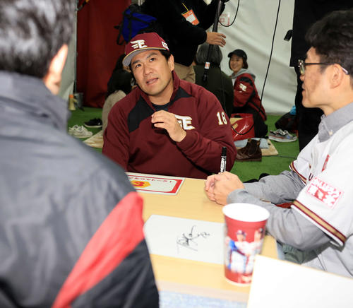 楽天ファン感謝祭で、ファンとのこたつトークで考える表情の田中将（中央）（撮影・浅見桂子）