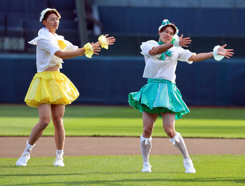 楽天ファン感謝祭で、アイドルパフォーマンスをかわいく披露した大内（左）と中島（撮影・浅見桂子）