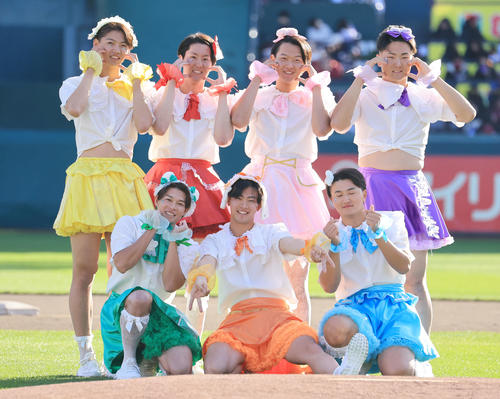 楽天ファン感謝祭で、アイドルパフォーマンスをかわいく披露した、前列左から中島、古謝、青野、後列左から大内、松田、坂井、日当（撮影・浅見桂子）