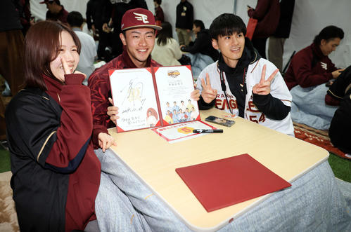 「こたつトーク」でファンと記念撮影する古謝（中央）（撮影・浅見桂子）