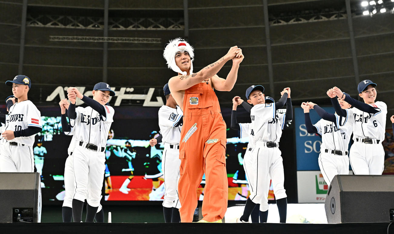 野球体操をする西武山野辺（撮影・滝沢徹郎）