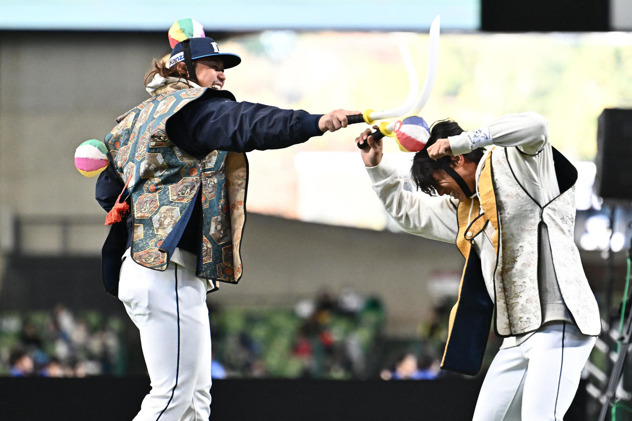 チャンバラ合戦する西武高橋（左）と古川（撮影・滝沢徹郎）