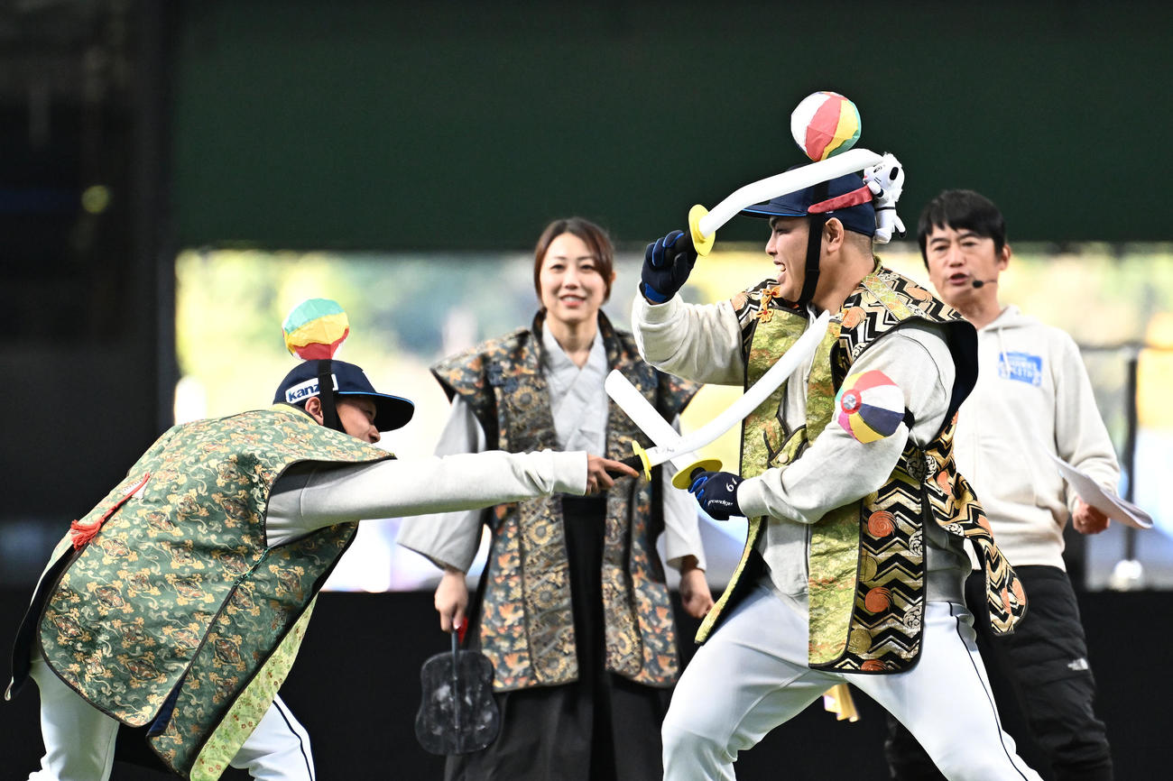 チャンバラ合戦する西武滝沢（左）と平良（撮影・滝沢徹郎）