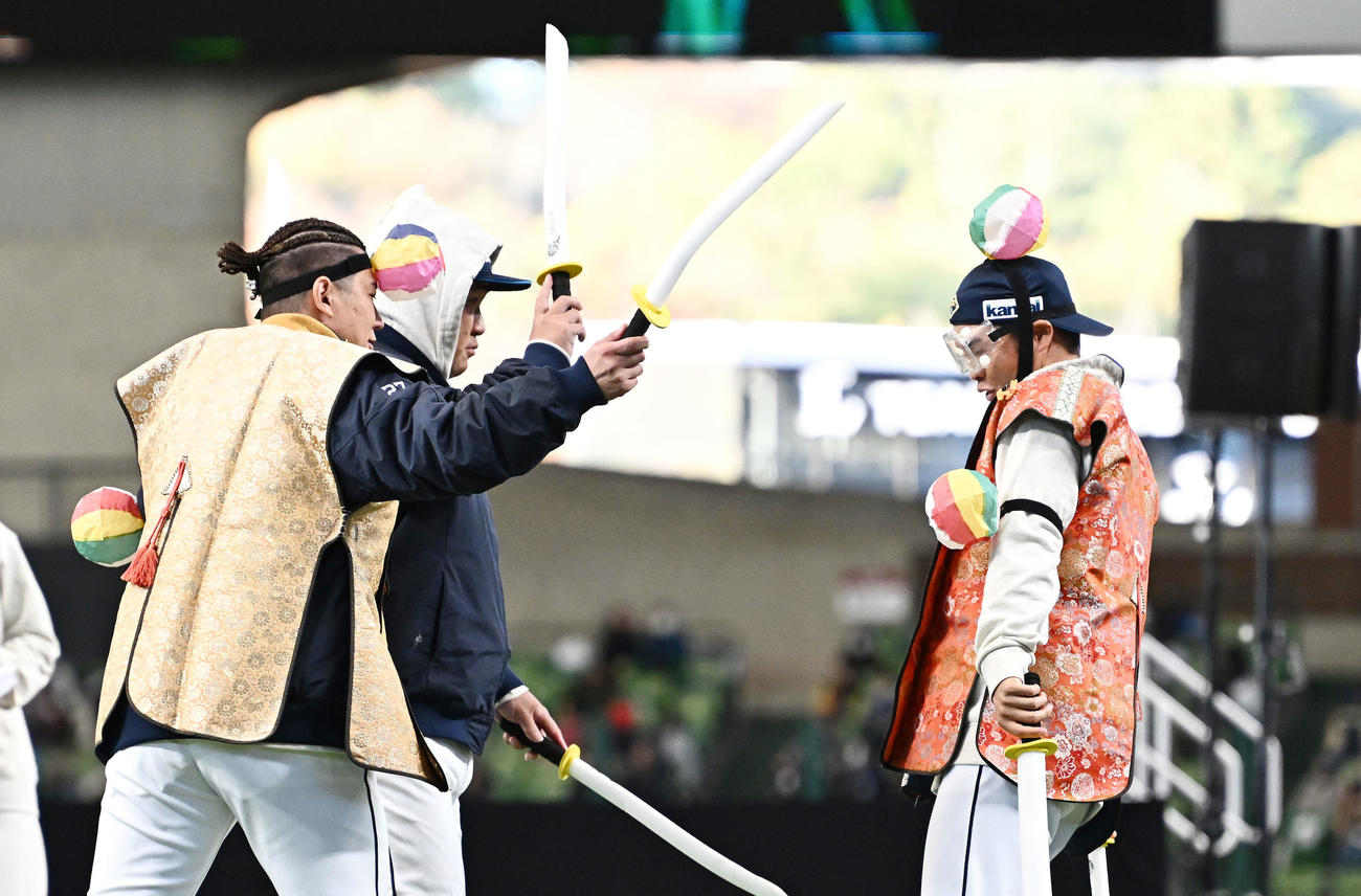 チャンバラ合戦で西武炭谷（左）と中村剛（中央）は2人で是沢を攻める（撮影・滝沢徹郎）