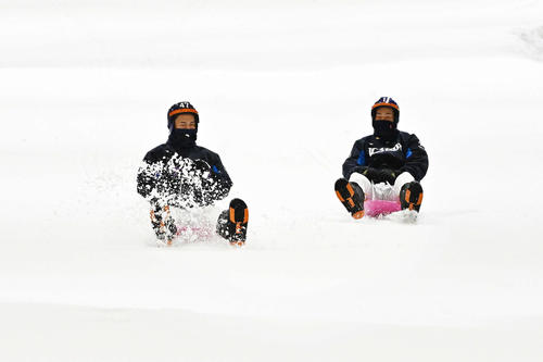 狭山スキー場でそりに乗って登場した西武杉山（左）と上田（撮影・滝沢徹郎）