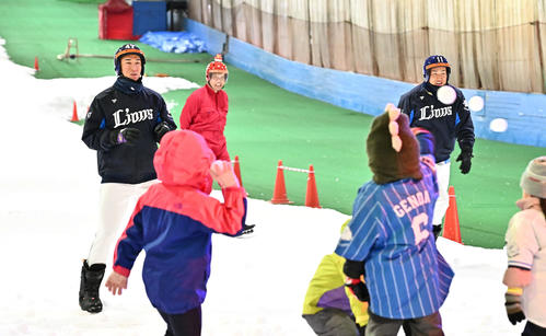 狭山スキー場で子供のファンと雪合戦する西武杉山（左）と上田（撮影・滝沢徹郎）