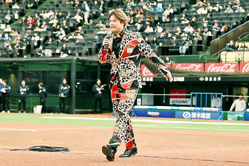 ド派手なスーツ姿で登場した西武甲斐野（撮影・滝沢徹郎）