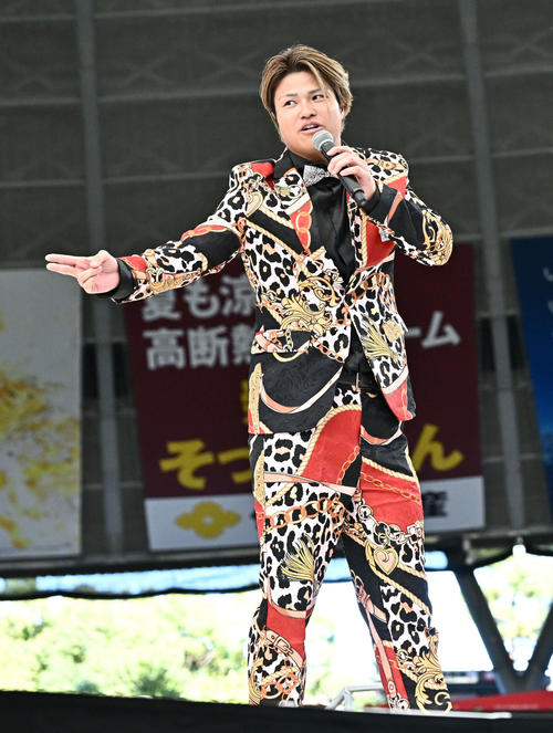 ド派手なスーツ姿で登場した西武甲斐野（撮影・滝沢徹郎）
