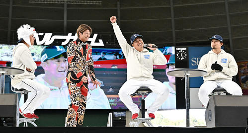 西武甲斐野（左から2人目）がプロデュースしたイベントで盛り上げる平井（同3人目）。左は水上、同4人目は田村（撮影・滝沢徹郎）