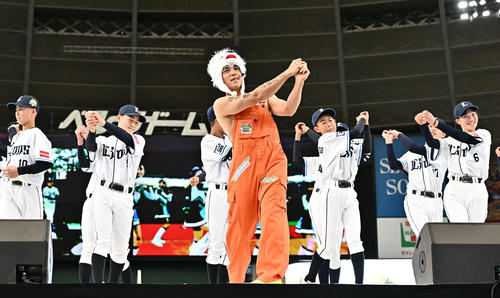 野球体操をする西武山野辺（撮影・滝沢徹郎）