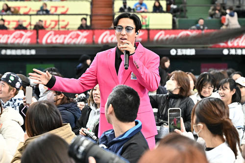 熱唱する西武杉山（撮影・滝沢徹郎）