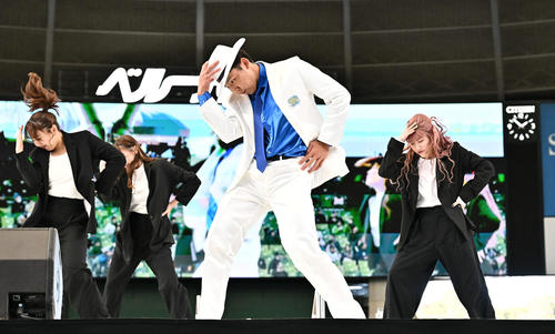 マイケル・ジャクソンのダンスを披露する西武成田（撮影・滝沢徹郎）