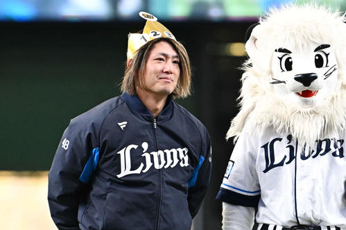 パリーグ最多三振奪取投手賞に輝いた西武今井は手作り感あふれる冠をかぶり記念撮影する（撮影・滝沢徹郎）