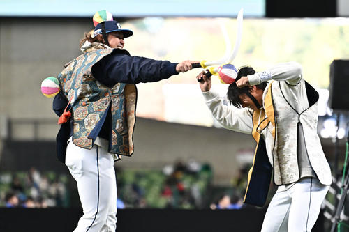 チャンバラ合戦する西武高橋（左）と古川（撮影・滝沢徹郎）