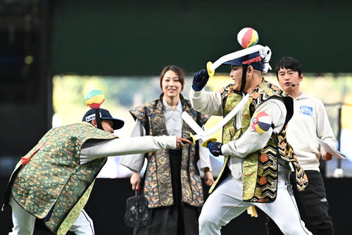 チャンバラ合戦する西武滝沢（左）と平良（撮影・滝沢徹郎）