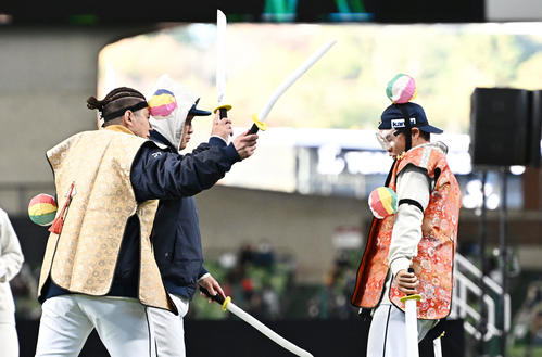 チャンバラ合戦で西武炭谷（左）と中村剛（中央）は2人で是沢を攻める（撮影・滝沢徹郎）