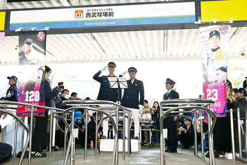 西武球場前駅でファンを迎える西武菅井（左）と糸川（撮影・滝沢徹郎）