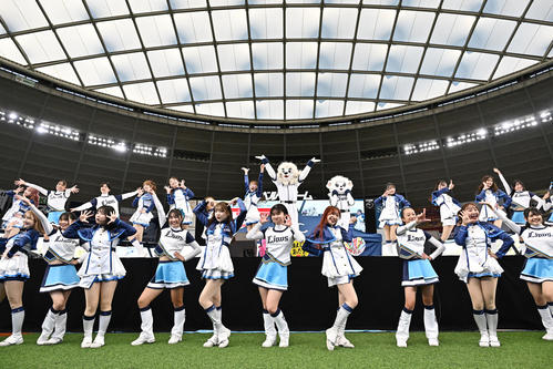 オープニングでダンスを披露するブルーレジェンズら（撮影・滝沢徹郎）