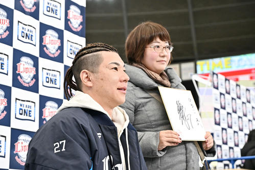 ファンと記念撮影する西武炭谷（撮影・滝沢徹郎）