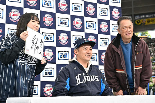 サインしたファンと記念撮影する西武栗山（撮影・滝沢徹郎）