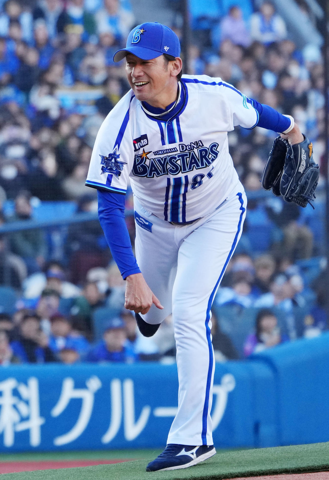 紅白戦でリリーフとして登板するDeNA三浦監督（撮影・横山健太）