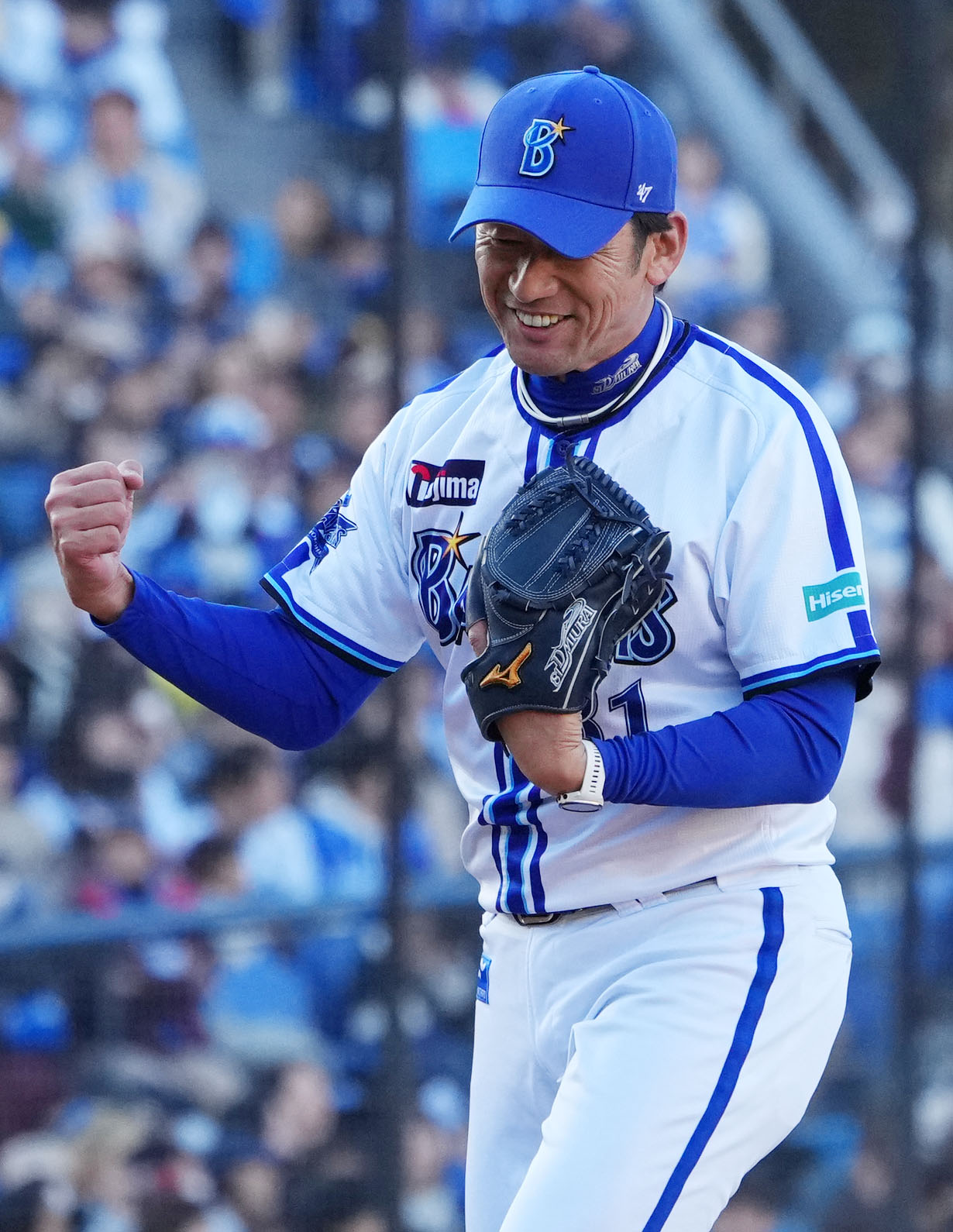 紅白戦でリリーフとして登板しDeNA東克樹を三振に仕留めガッツポーズする三浦監督（撮影・横山健太）