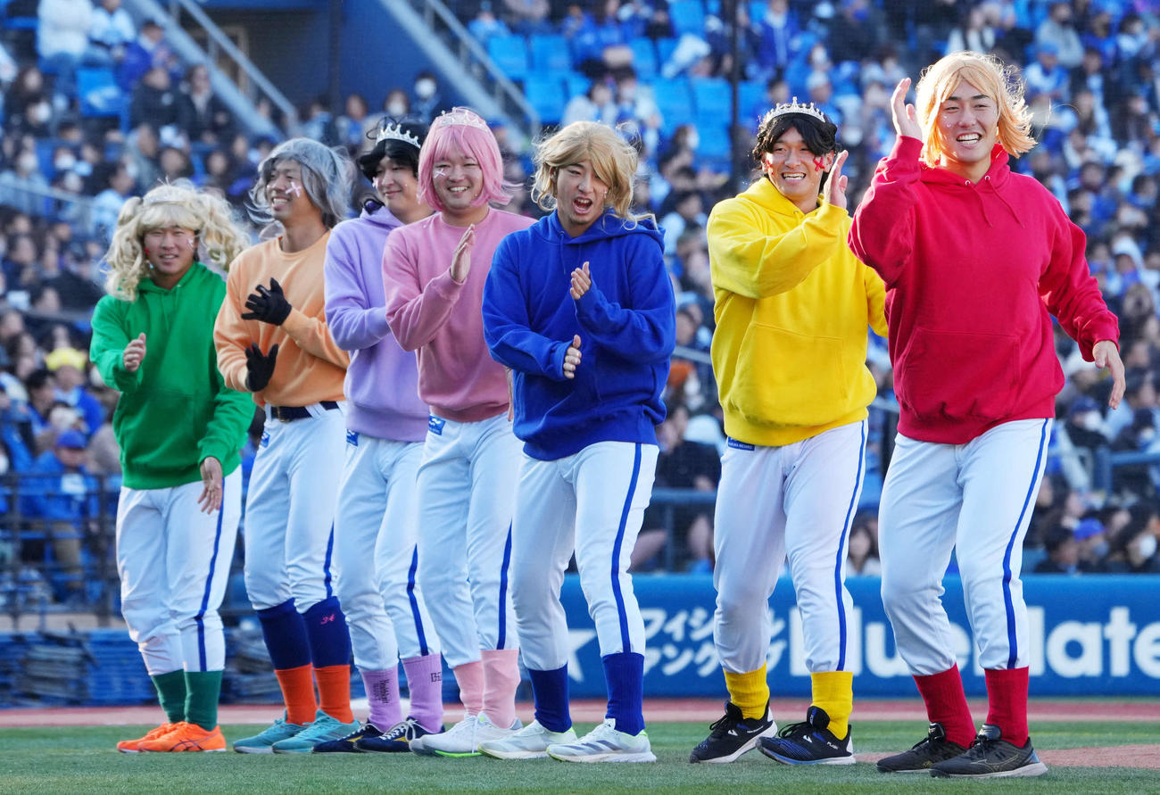 FRUITS ZIPPERのダンスを披露するDeNAルーキーの選手たち。左から石上、松本凌、清水、石田裕、度会、井上、庄司（撮影・横山健太）