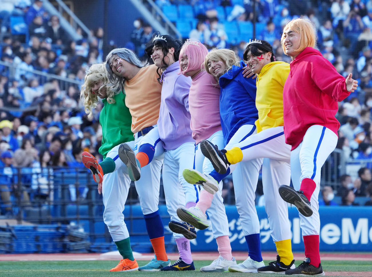 FRUITS ZIPPERのダンスを披露するDeNAルーキーの選手たち。左から石上、松本凌、清水、石田裕、度会、井上、庄司（撮影・横山健太）