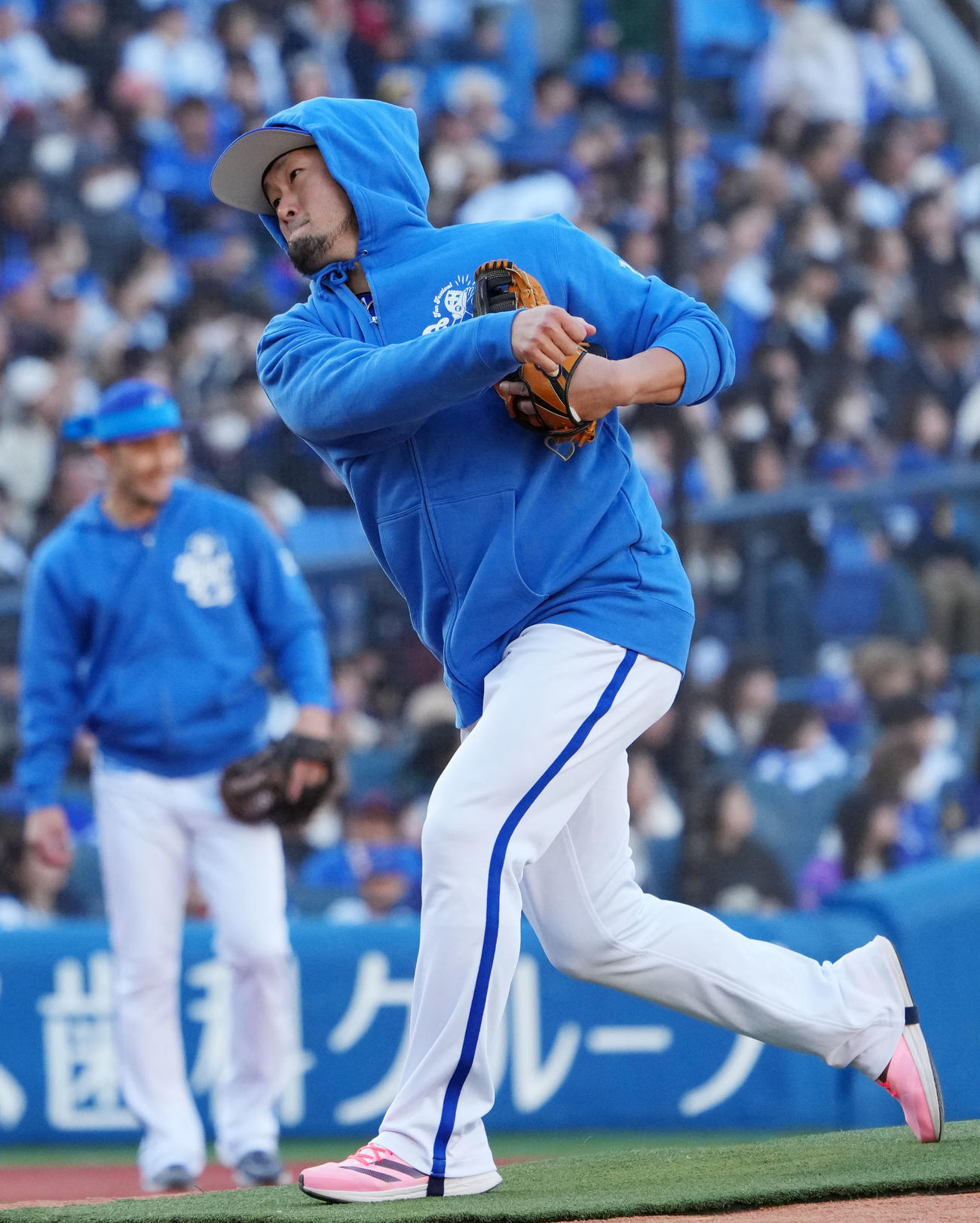 紅白戦でDeNA中川颯を真似て投球する戸柱（撮影・横山健太）