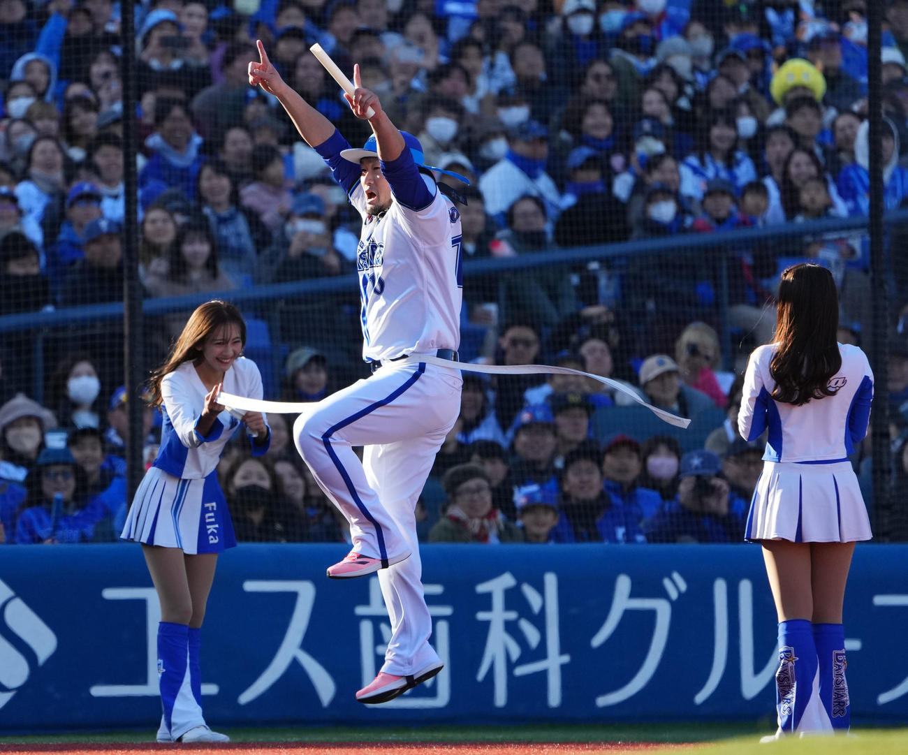 ダッシュレースでゴールするDeNA戸柱（撮影・横山健太）