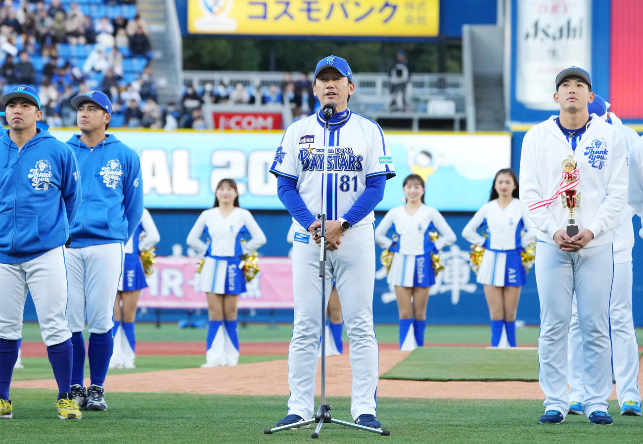 ファンにあいさつするDeNA三浦監督（中央）（撮影・横山健太）