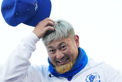 ヒゲを金色に染めたDeNA森唯（撮影・横山健太）