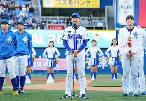 ファンにあいさつするDeNA三浦監督（中央）（撮影・横山健太）