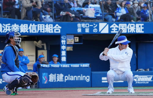 紅白戦でDeNAオースティンのものまねをする宮城（撮影・横山健太）