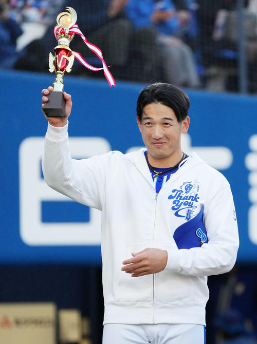 紅白戦で勝利しトロフィーを掲げるチームホワイト監督の山本祐（撮影・横山健太）