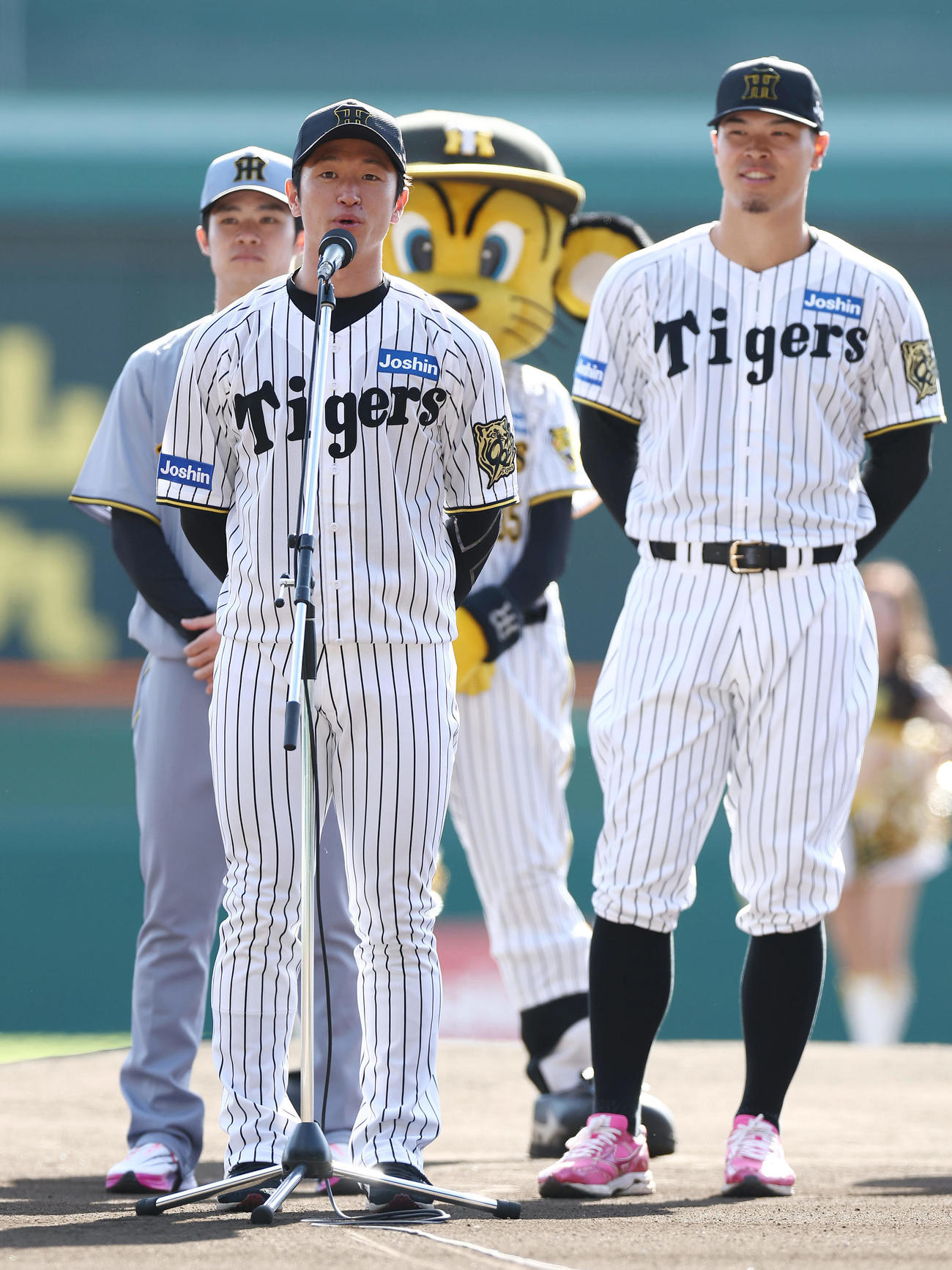 オープニングで来季の新ユニホームを披露する阪神近本。後方は中野（左）と佐藤輝（撮影・前田充）