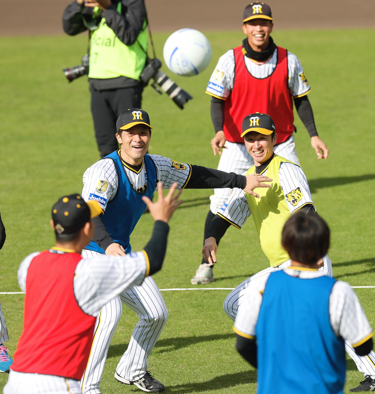 ファン感謝デーを楽しむ阪神の選手ら（撮影・上山淳一）
