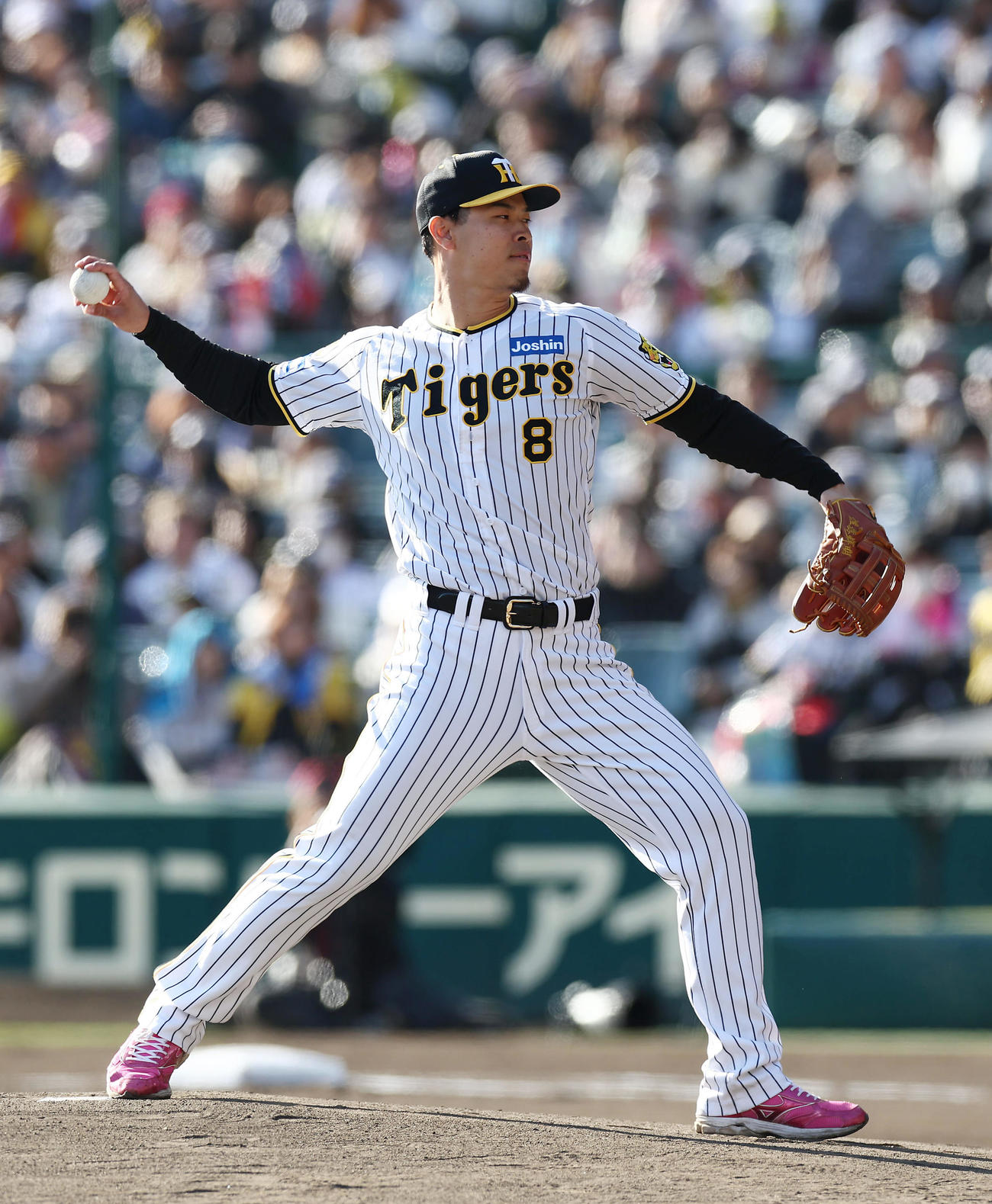相席食堂オールスターズとの野球対決で投手を務める阪神佐藤輝（撮影・前田充）