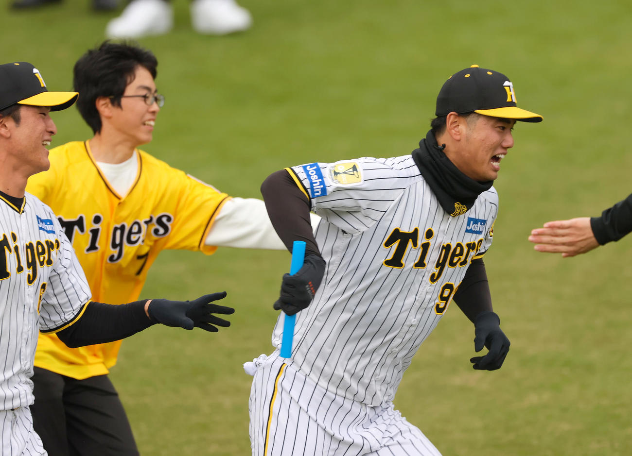 阪神ファン感謝デーを楽しむ阪神川原（撮影・上山淳一）