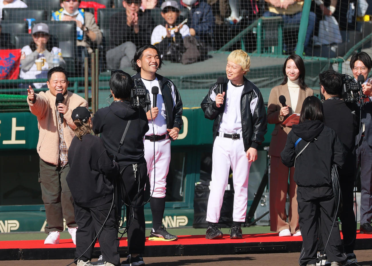阪神ファン感謝デーを盛り上げる、左からダイアン津田、見取り図の盛山、見取り図のリリー（撮影・上山淳一）